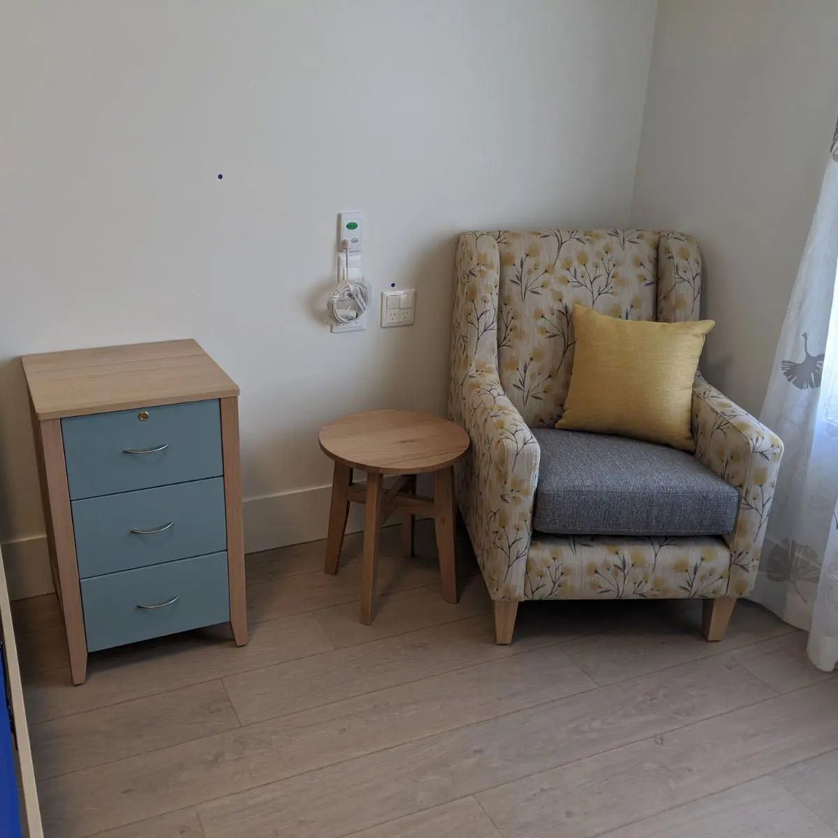 JS-Bedside-and-comfortable-chair